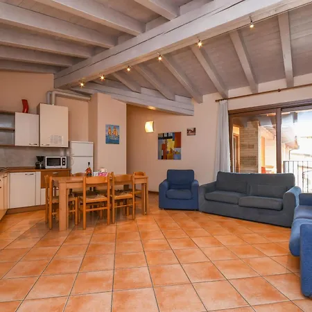 Apartment Mit Privatem Garten Und Schoener Aussicht Moniga del Garda