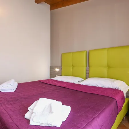 Mit Privatem Garten Und Schoener Aussicht * Moniga del Garda